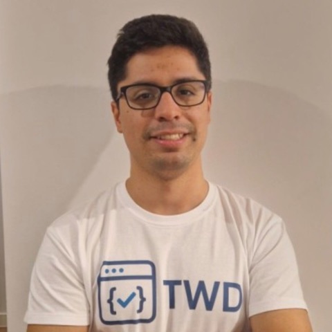 Kevin Martínez wearing a TWD t-shirt